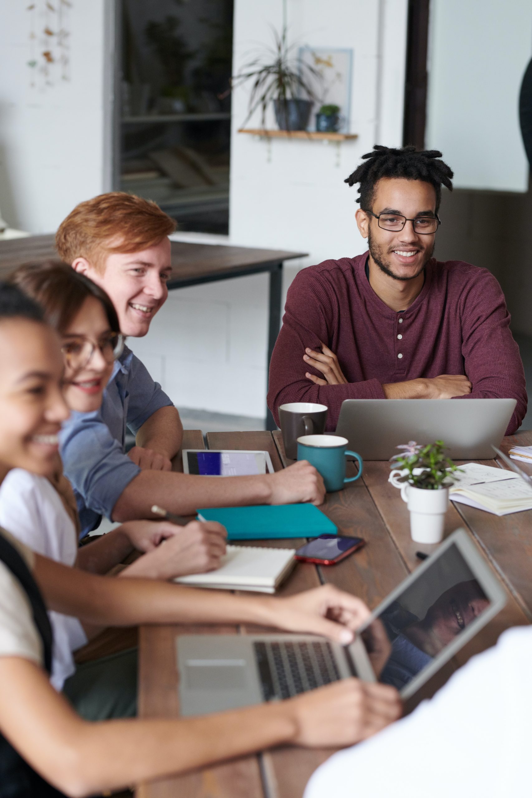 Des consultants en réunion de travail